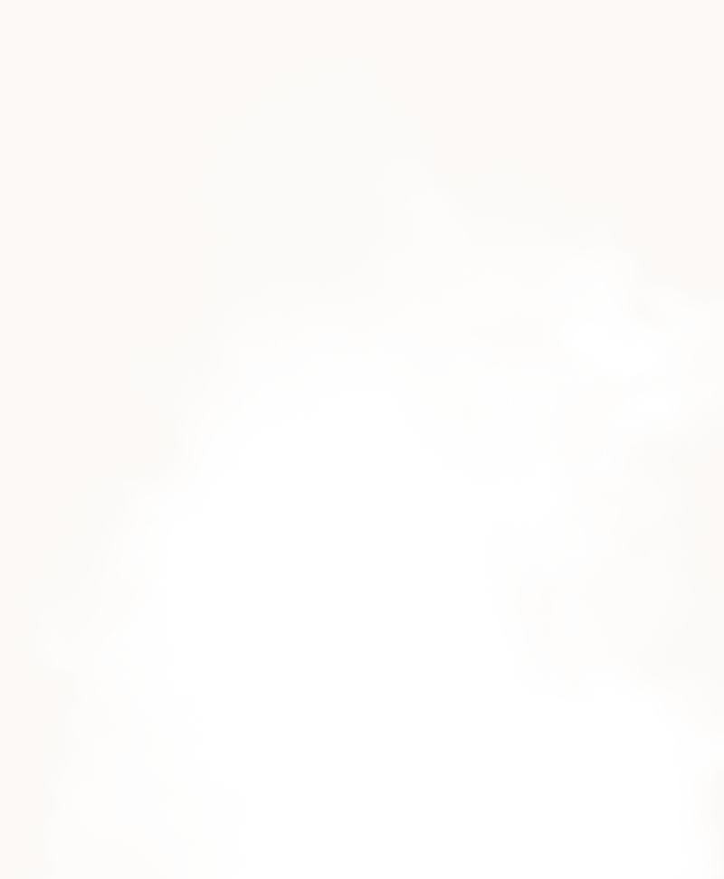 Marine Bouquet faisant des câlins à deux chevaux.